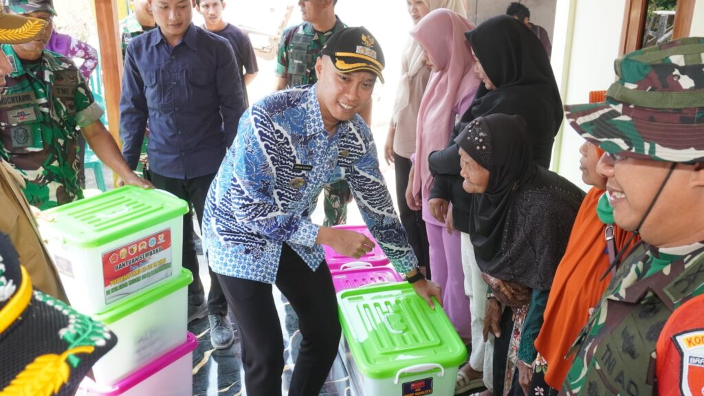 Paket Sembako TMMD 129 Disalurkan Oleh Wakil Bupati Lamongan, Dirham Akbar Aksara, Untuk Kesejahteraan Warga