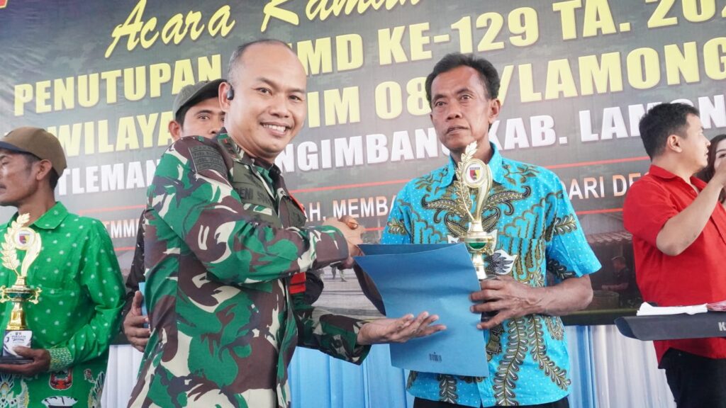 Komandan TMMD 129 Serahkan Piala dan Hadiah Turnamen Voli Antar-RT di Desa Tlemang