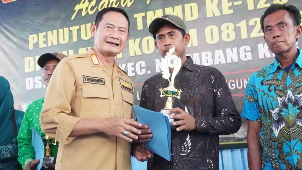 Piala dan Uang Pembinaan untuk Tim Voli, Bupati Lamongan Dukung Olahraga Desa