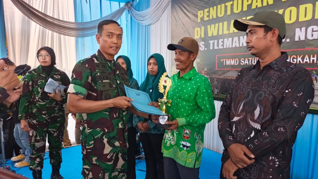 Piala Turnamen Bola Voli TMMD 129 Diserahkan Kolonel Arm Beny, Apresiasi kepada Warga Desa Tlemang