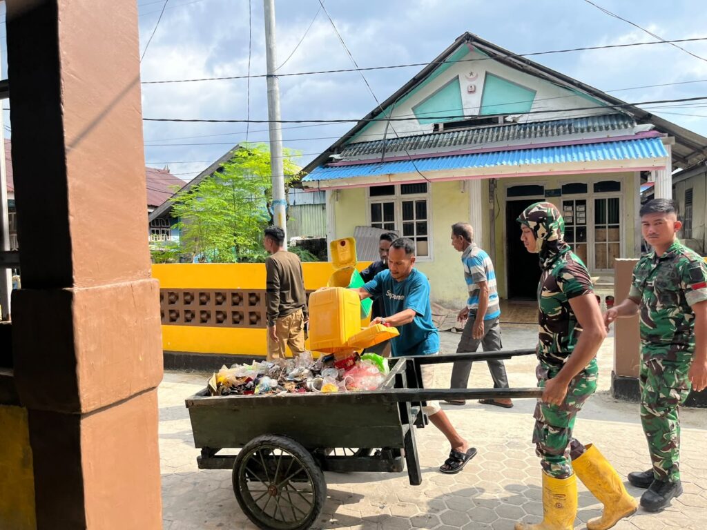 Sinergi Satgas TMMD dan Warga Dalam Menjaga Kebersihan Desa Umbele