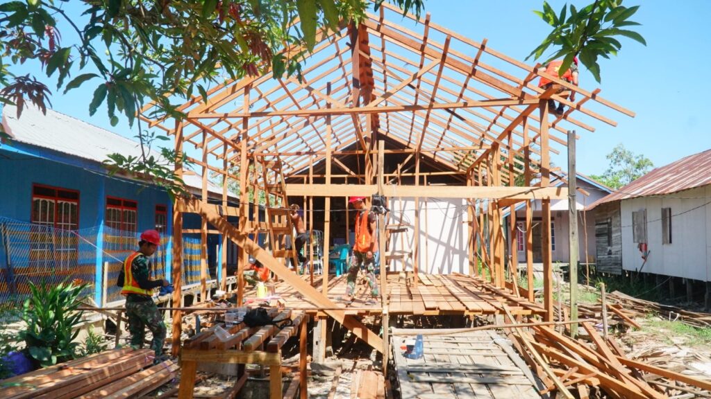 Kemajuan Proyek RTLH Ibu Rini Terus Berlanjut, Tim TMMD Ke-129 Lanjutkan Pemasangan Reng di Bandaraya