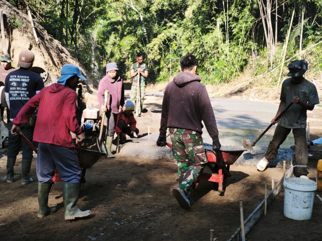 Sinergi Antara TNI dan Masyarakat dalam Pengecoran Jalan di Desa Sekardadi