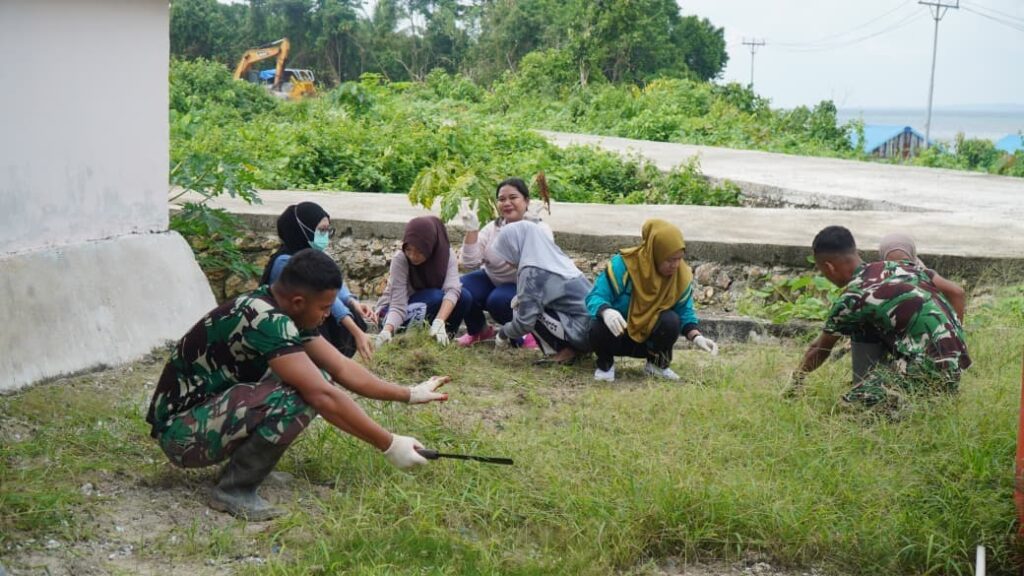 Keterlibatan Ibu-Ibu PKK Desa Umbele dalam Program Pembersihan Bersama Satgas TMMD Ke-129