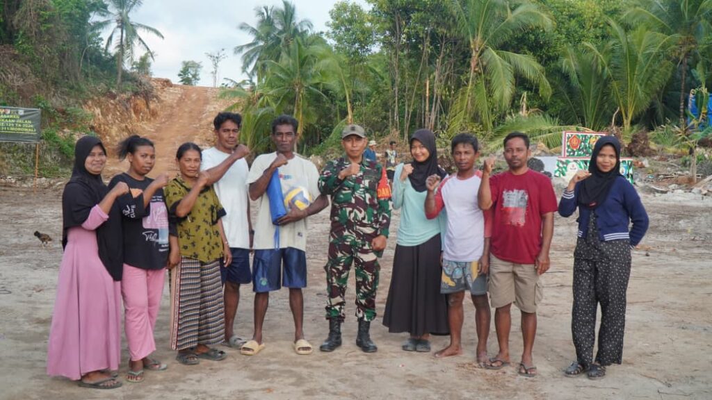 SSK TMMD Ke-129 Serahkan Alat Olahraga untuk Masyarakat Desa Polewali