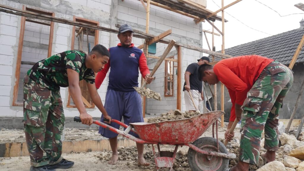 Kebersamaan TNI dan Warga dalam Proyek TMMD ke-129 di Lamongan
