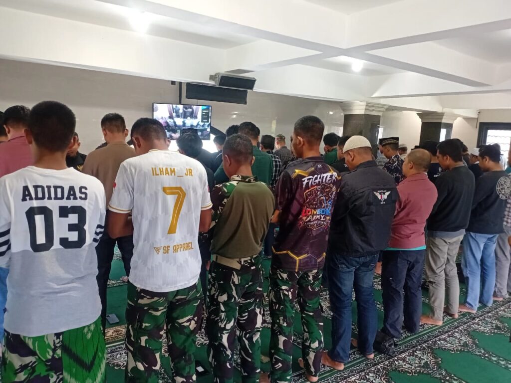 Satgas Kodim 1626/Bangli Laksanakan Sholat Jumat di Tengah TMMD