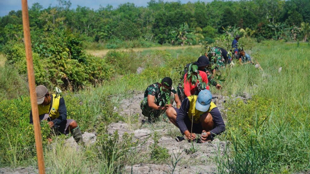 Program TMMD: Warga Bandar Raya Bersihkan Daerah dengan Penanaman Pohon