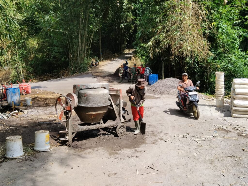 Kedekatan TNI dan Masyarakat Melalui TMMD di Sekardadi
