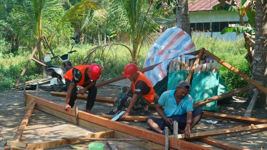 Kolaborasi Satgas TMMD dan Masyarakat Rampungkan Kerangka Atap RTLH Bapak Masrani