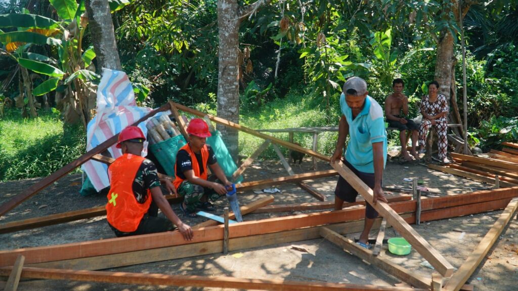 Progres Rehabilitasi RTLH, Fokus Pembangunan Atap Rumah Bapak Masrani Oleh Satgas TMMD Kodim 1011/Klk