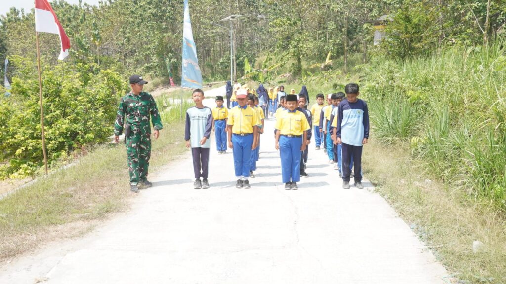 Latihan Peraturan Baris-Berbaris, Satgas TMMD 129 Kodim 0812/Lamongan Tingkatkan Disiplin Siswa SDN 1 Tlemang Menyongsong HUT RI Ke-81