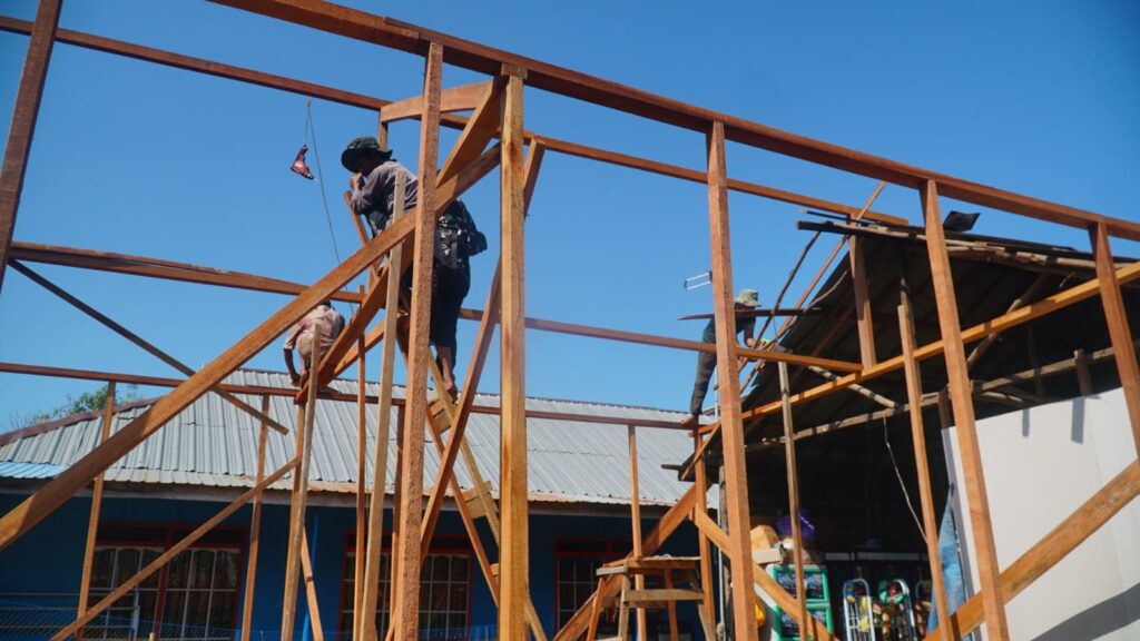 Progres Pembangunan RTLH Ibu Rini Melangkah ke Pemasangan Kerangka Atap