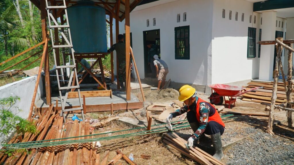 Proses Finishing Musholla Darul Iman Fokus pada Pemasangan Keramik Wudhu
