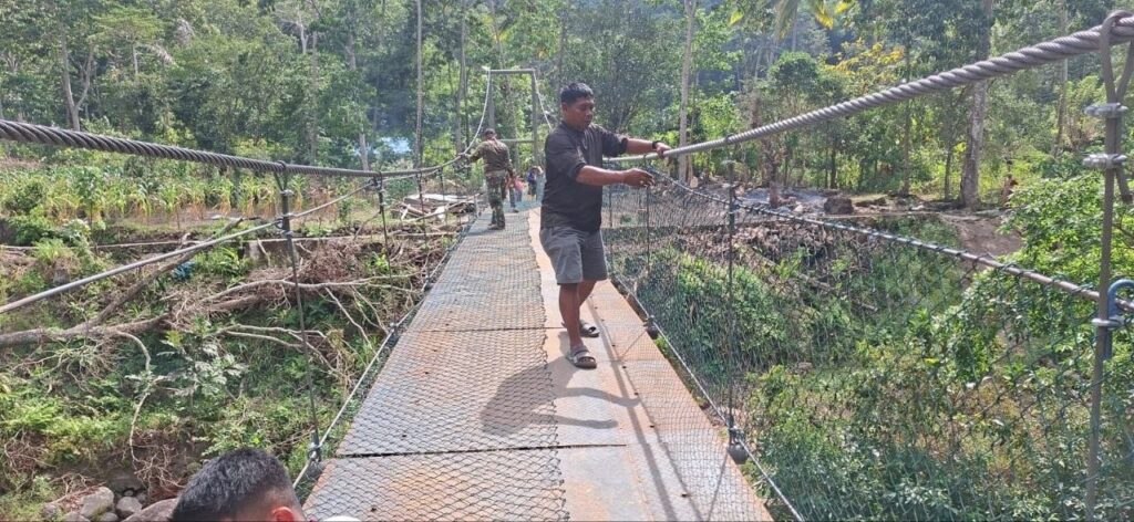 Penyempurnaan Jembatan Gantung TMMD ke-129 dengan Pemasangan Jaring Pengaman