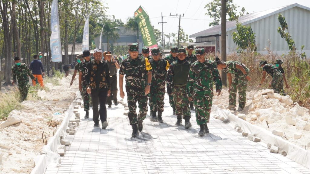 Pembangunan Jalan Beton di Desa Tlemang, Tim Wasev TMMD 129 Tinjau Langkah Pengerjaan
