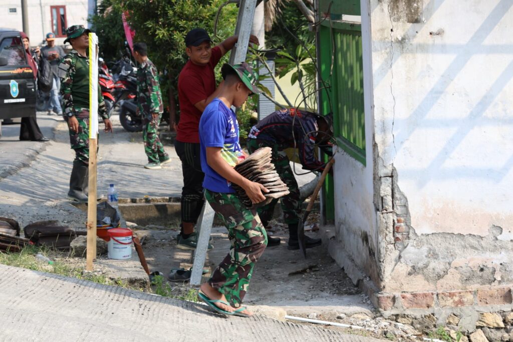 Revitalisasi Atap Pos Kamling Desa, Satgas TMMD 129 Kodim 0812/Lamongan Lakukan Penggantian Reng