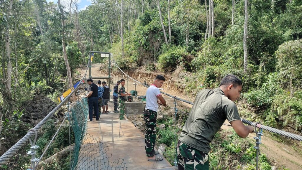 Proses Pemasangan Jaring Pengamanan Jembatan Gantung oleh Satgas TMMD ke-129 Kodim 1407/Bone