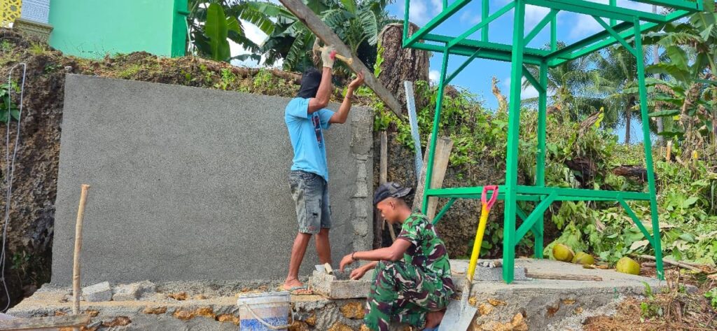 Penyiapan Air Bersih di Masjid Desa Polewali oleh Satgas TMMD dan Komunitas Lokal