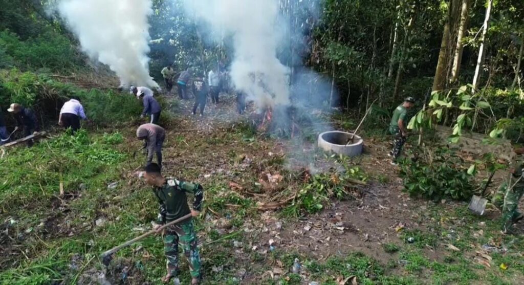 Peran TNI Dalam Rangka Bersihkan Pura Puseh di Desa Sekardadi