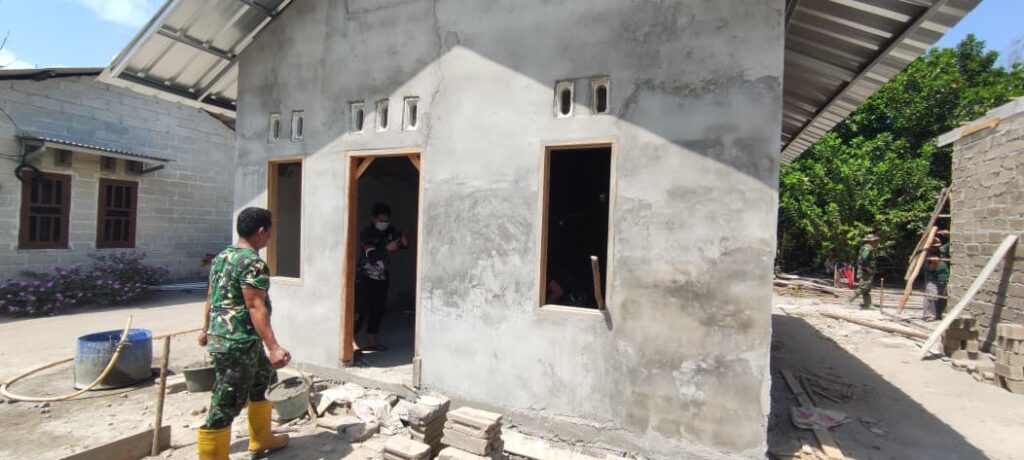 Sinergi Satgas TMMD dan Masyarakat Mempercepat Renovasi Rumah Ibu Rodia, Tanda Kebersamaan dalam Membangun