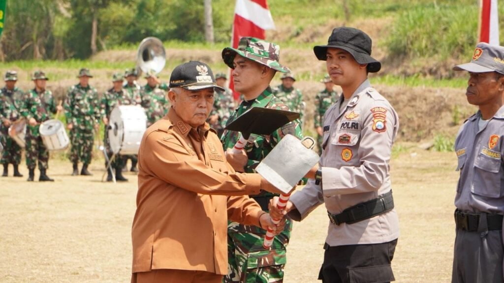 Bupati Malang Rintis TMMD ke-130 dengan Penyerahan Peralatan untuk Satgas