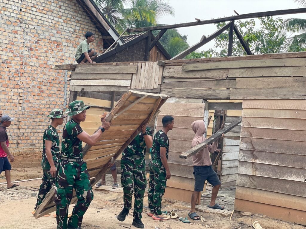 Keterlibatan TNI dan Masyarakat dalam Perbaikan Rumah Gianto di Way Kanan
