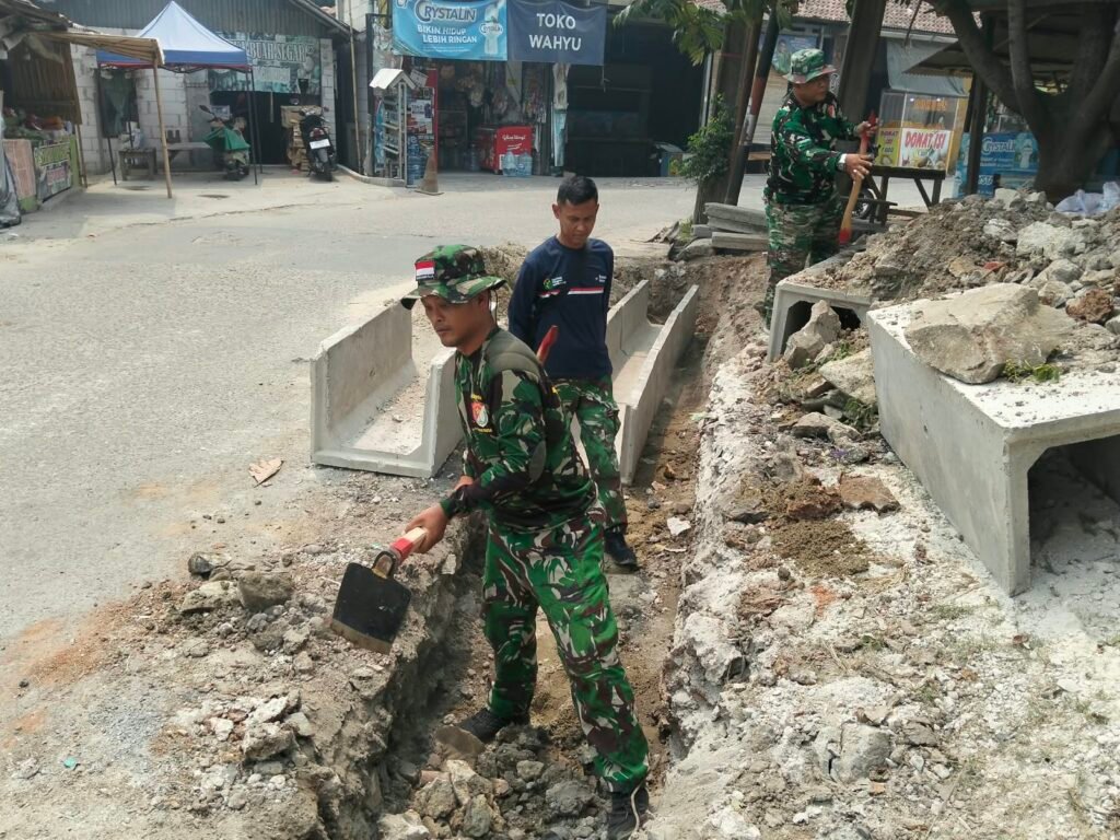 Kegiatan Penggalian Parit dalam TMMD ke-130 untuk Perbaikan Lingkungan Desa