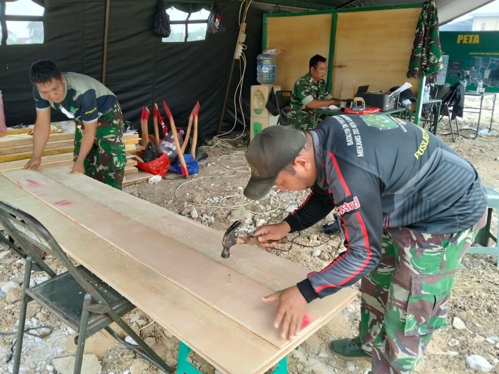 Satgas TMMD ke-130 giat potong triplek dalam mendukung proyek pembangunan desa