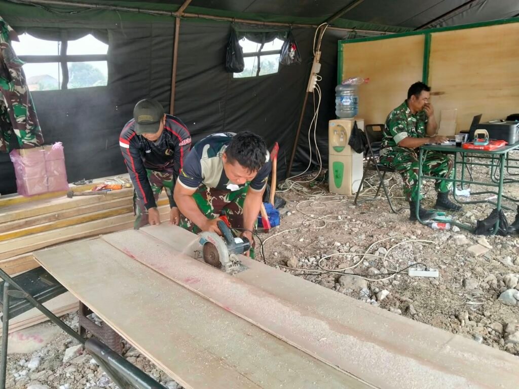 Satgas TMMD ke-130 Gelar Pemotongan Triplek Untuk Proyek Pembangunan Desa