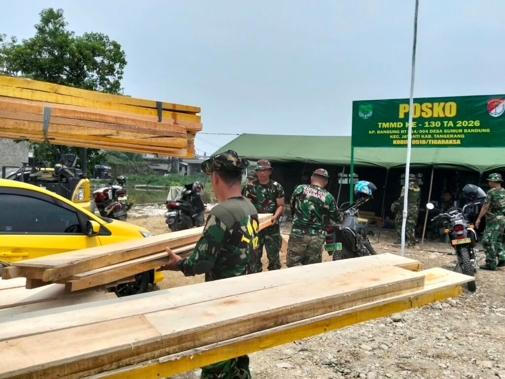 TNI Laksanakan Pengangkutan Material untuk Mempercepat Pembangunan Desa Sumur Bandung