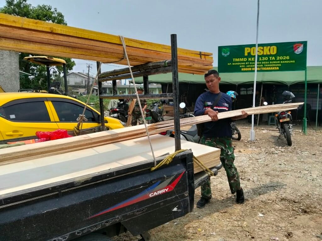 Satgas TNI Bergotong Royong Angkut Material untuk Proyek TMMD di Tangerang