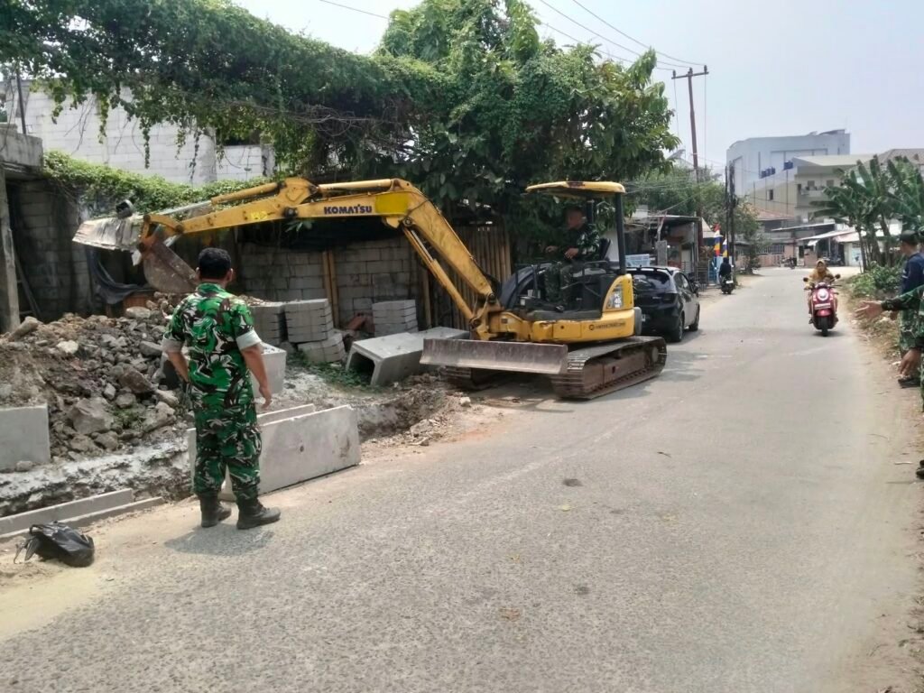 Satgas TNI Kembangkan Sistem Drainase di Desa Sumur Bandung untuk Cegah Genangan