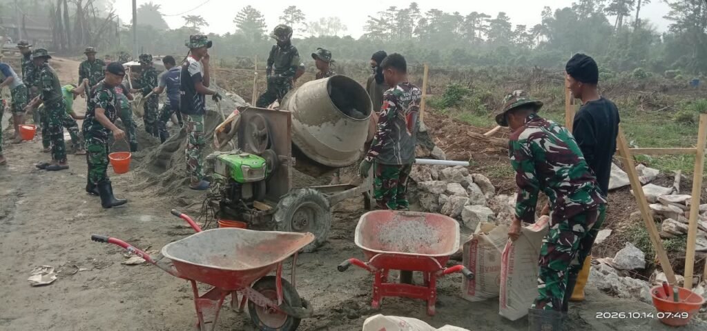 Kerjasama Kompak Satgas TNI dan Warga Percepat Pembangunan Jalan Parumpanai