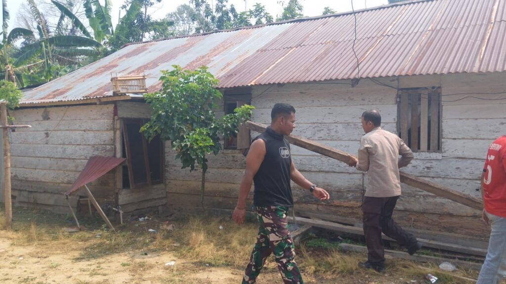 Keterlibatan Komunitas dalam Proses Renovasi Rumah Arianto di Desa Soe