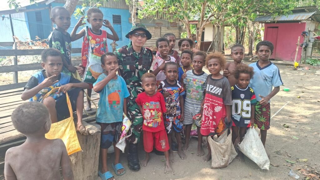 Dandim 1808/Mansel Ajak Anak Yamboi Berinteraksi untuk Ciptakan Kedekatan