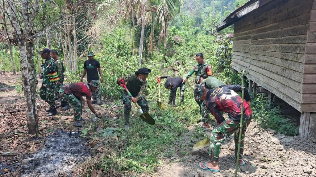Prajurit TNI dan Warga Sambut Pembangunan MCK Melalui Gotong Royong