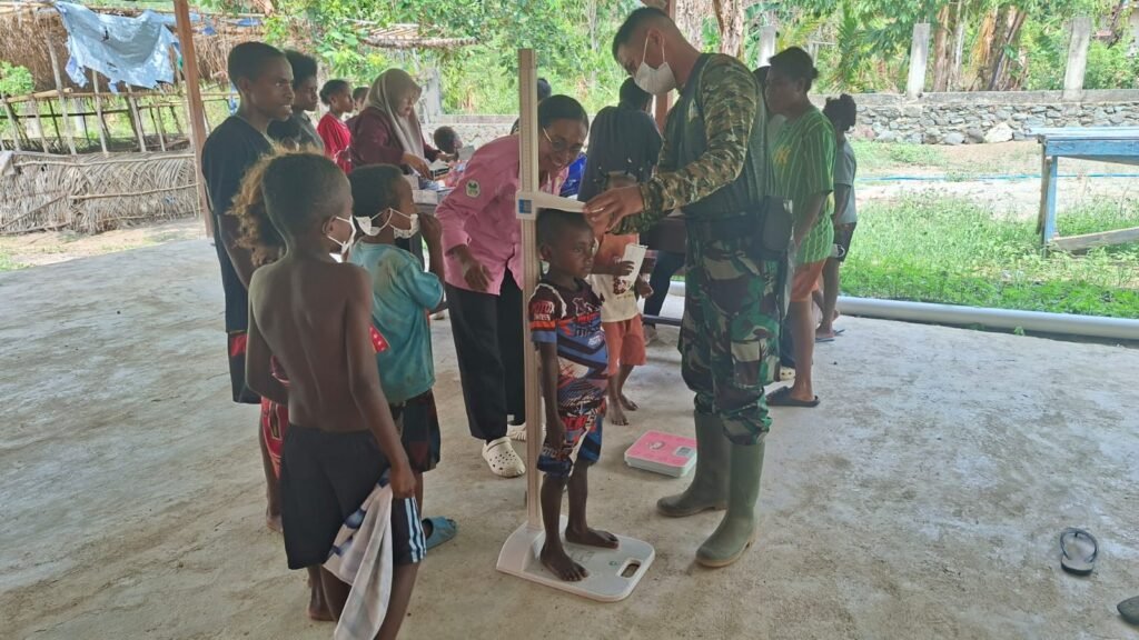 Peran Satgas TMMD dalam Meningkatkan Kesehatan dan Tumbuh Kembang Anak di Yamboi