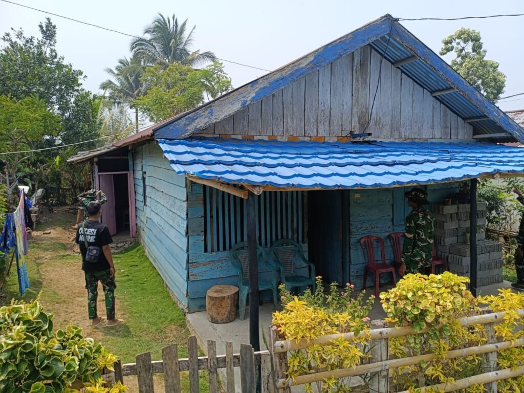 Tim TNI Mulai Rehabilitasi Rumah Ibu Minya Tarante di Poso