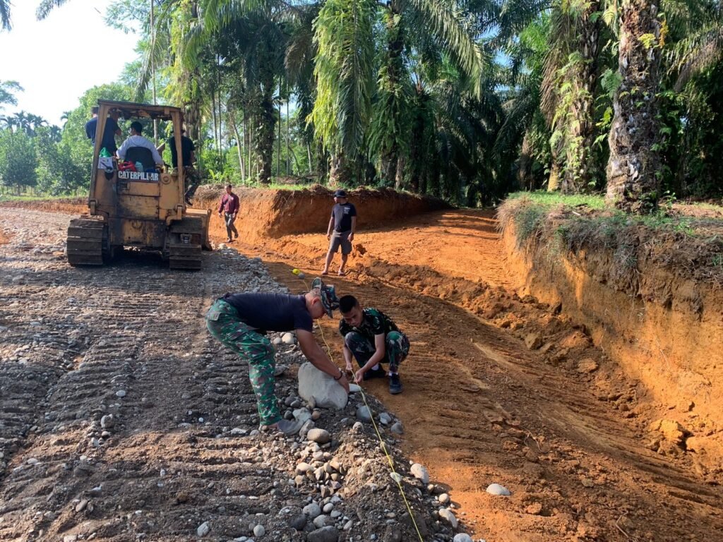 Kolaborasi antara TNI dan Masyarakat dalam Proyek Jalan TMMD Ke-130