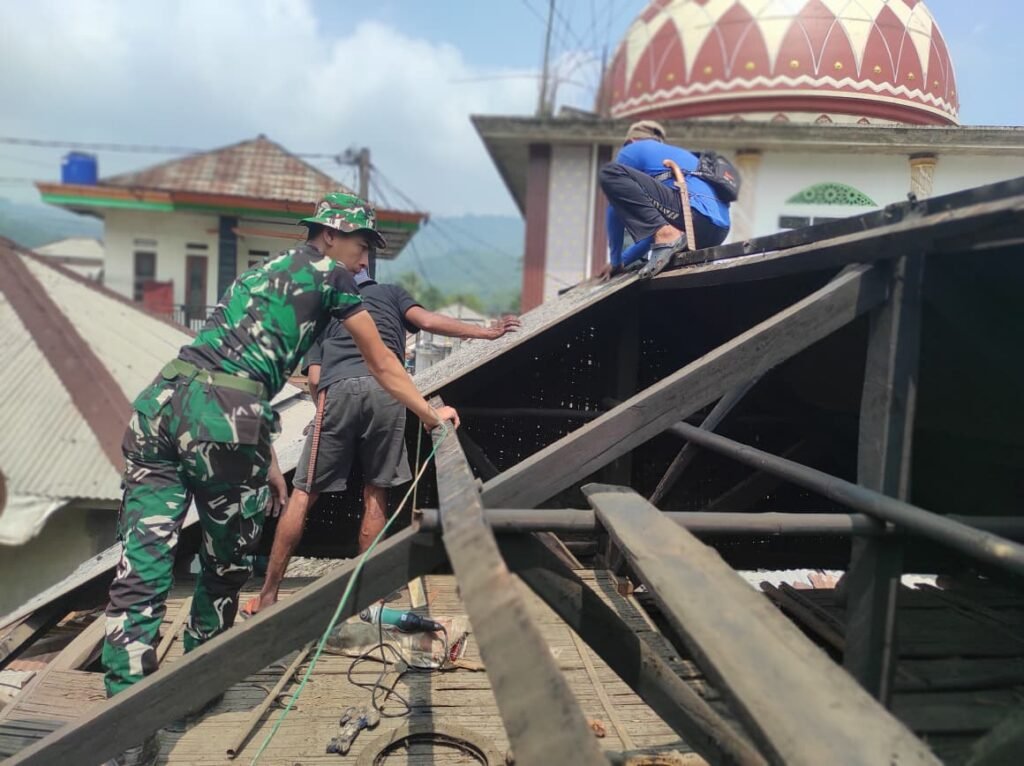 Sinergi TNI dan Masyarakat dalam Merenovasi Hunian Bapak Entang di Banten