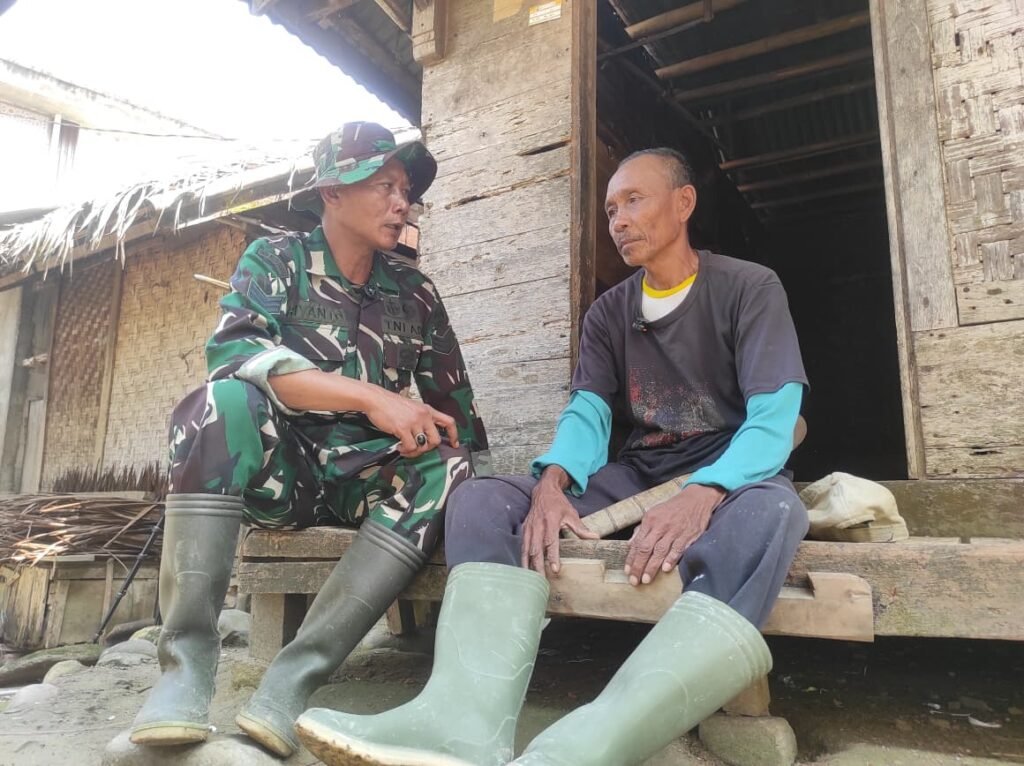 Bapak Entang sambut renovasi rumah dengan semangat berkat dukungan TMMD