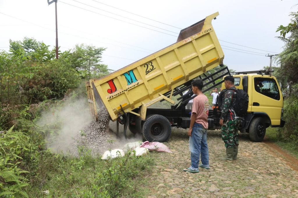 Proyek Infrastruktur Cibedug Dimulai, Material Jalan Terus Mengalir untuk Masyarakat