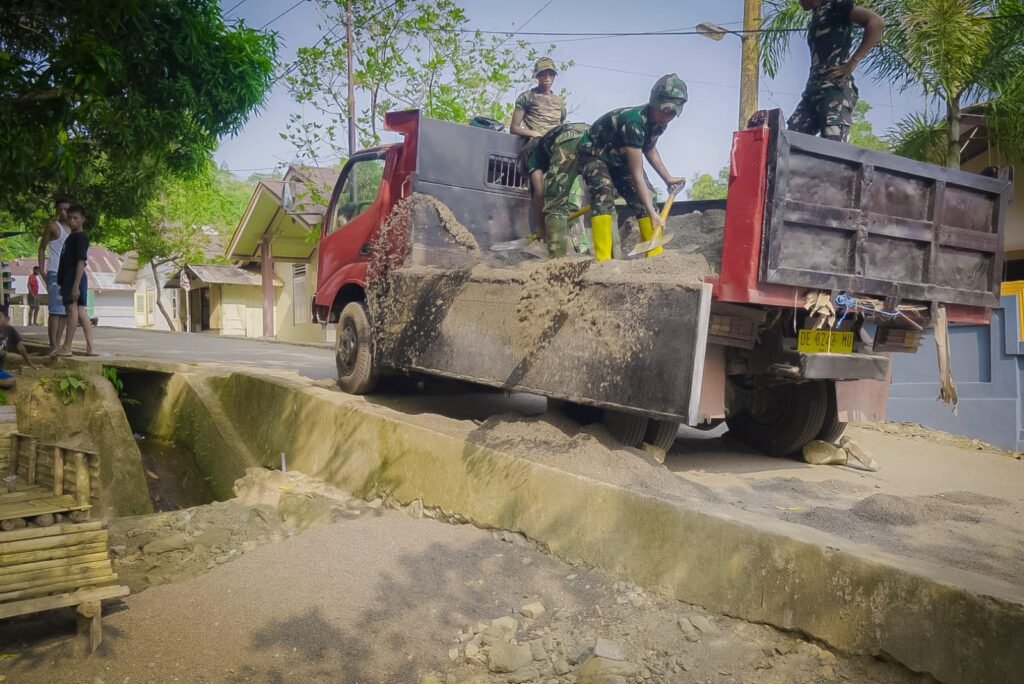 Satgas TMMD 130 Kodim 1504/Ambon Bersinergi dengan Warga Atasi Medan Sulit