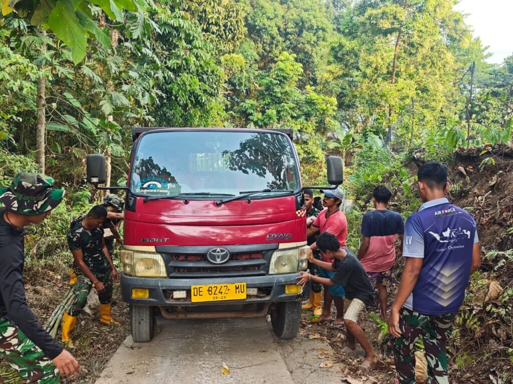 Warga dan TNI Bersama Atasi Medan Sulit Distribusi Material TMMD