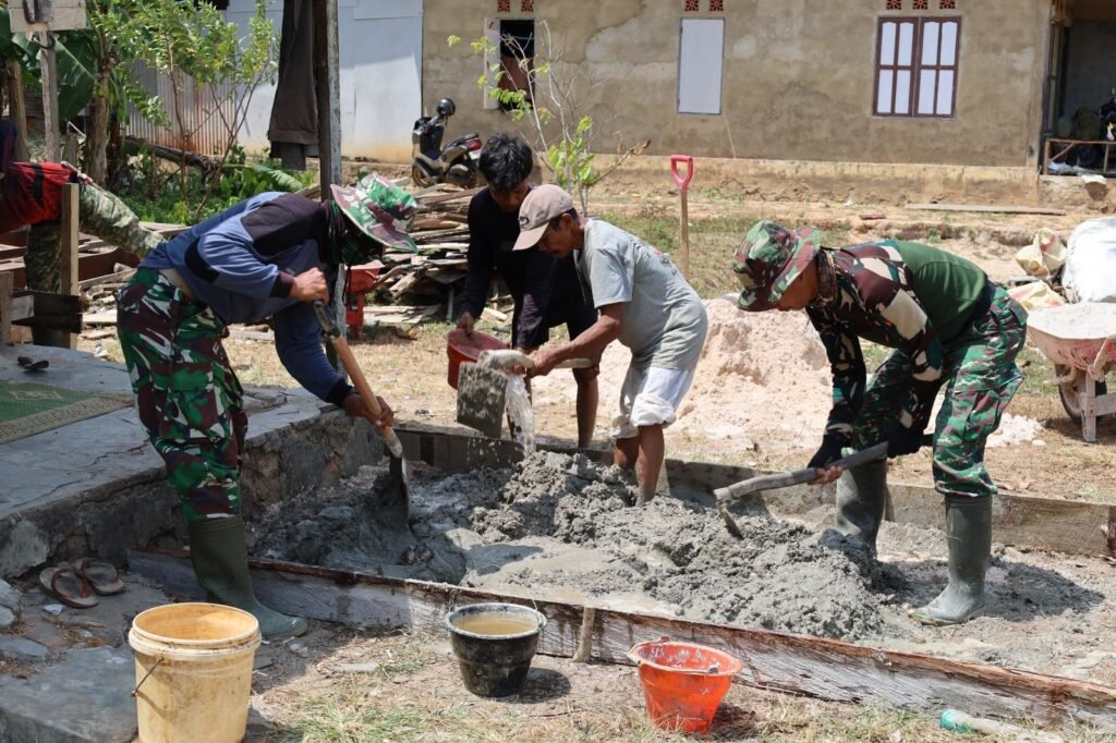 Komunitas Desa Karang Rejo Bersatu Dalam Membangun Fondasi Rumah Pak Sajimin
