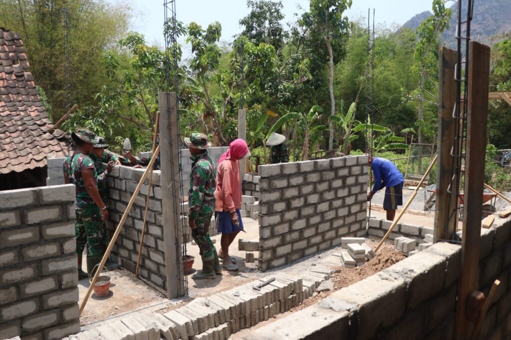 Pembangunan Dinding Rumah Bu Muji Dimulai dalam Program TMMD ke-130