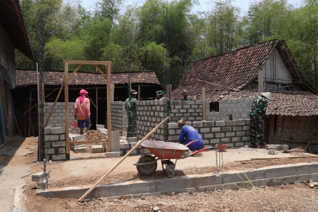 Dorongan Komunitas untuk Mewujudkan Rumah Layak bagi Bu Muji di Tulungagung