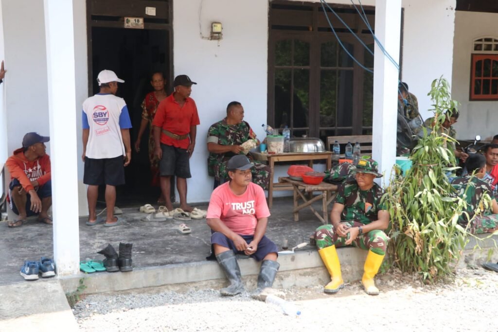 Santap Siang Bersama, Satgas TMMD Dekatkan Diri dengan Masyarakat Desa Pojok