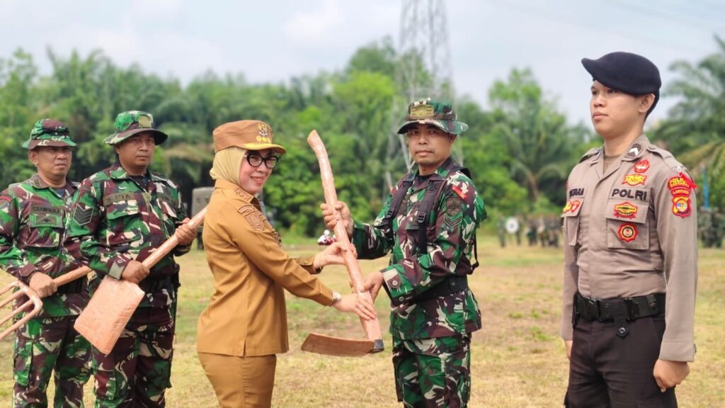 Pengabdian TNI dalam TMMD ke-130 Dorong Pembangunan Berkelanjutan di Desa